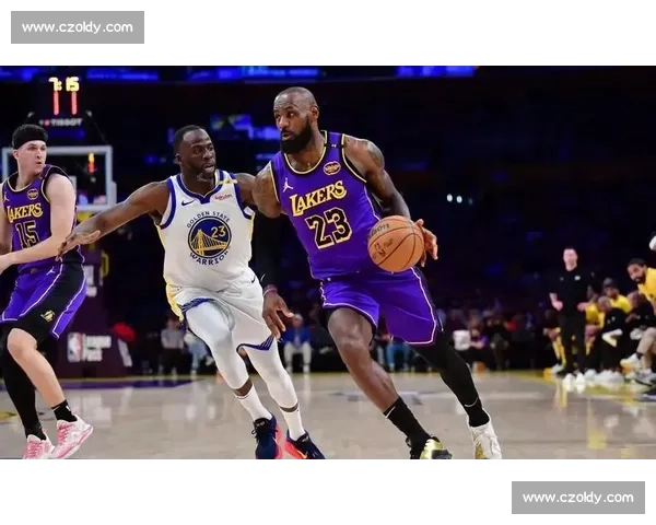 骑士勇士巅峰对决瞬间定格赛场激情与荣耀传承篮球史诗级经典画面